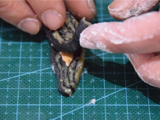 20、舌尖3栩栩如生瓜子酥（低粉版）,然后搭上另一片。