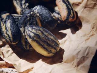 21、舌尖3栩栩如生瓜子酥（低粉版）,两端合拢收口。记得塑型成水滴状哦~