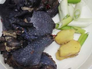 1、元气#乌鸡汤#(创建于15/元~2017),食材准备1:乌鸡、葱姜。