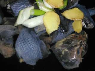 3、元气#乌鸡汤#(创建于15/元~2017),乌鸡浸泡去血水，洗净切块。起锅焯水。