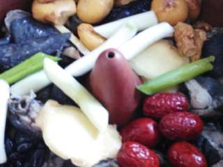 4、元气#乌鸡汤#(创建于15/元~2017),经焯水的乌鸡捞出，其它食材:黑豆洗净浸泡12小时、栗子剥去外壳洗净、西洋参泡发、大枣洗过、桂园剥去外壳洗过，逐个摆放在汽锅内，再加葱姜、料酒和适量水。然后放进蒸锅内，大火烧开转小火，蒸25分钟。