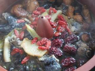 5、元气#乌鸡汤#(创建于15/元~2017),然后关火，打开锅盖放入枸杞，再蒸5分钟，即可，0K。