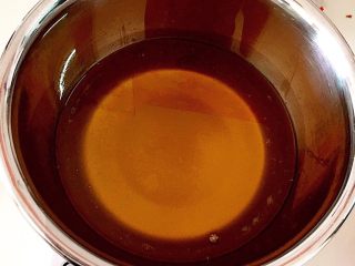 1、传统广式豆沙月饼,用一个干净的盆，倒入转化糖浆、枧水、花生油