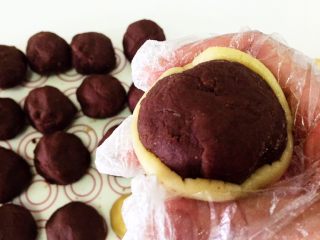 12、传统广式豆沙月饼,翻过来，放在右手虎口位置，左手轻轻的托着饼胚底部，右手拇指和食指轻轻地均匀的往上推饼皮