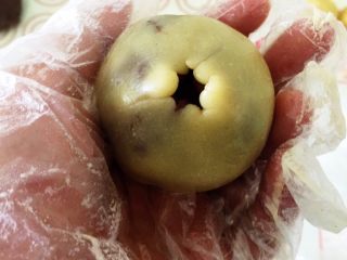 13、传统广式豆沙月饼,尽量把饼皮推均匀，收好口子