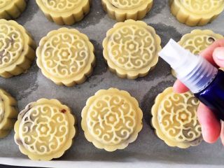 16、传统广式豆沙月饼,200度预热烤箱，在月饼表面喷些水，烤箱烤5分钟定型