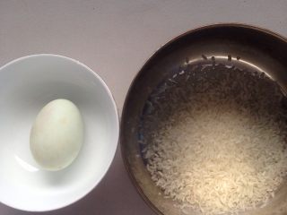 1、咸蛋粥（一人份）,备料：咸鸭蛋一个，如果生的煮熟，米两把，用的奶锅。