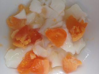 3、咸蛋粥（一人份）,煮熟的咸鸭蛋弄碎。提示：太干加点热水弄碎。