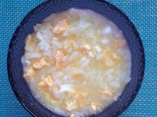 5、咸蛋粥（一人份）,起锅加麻油拌匀，试味道，可以加少许盐巴调味。