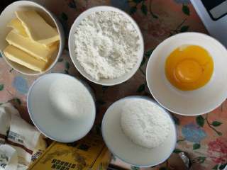 1、烤箱版自制小动物饼干,将低筋面粉，黄油，细砂糖，玉米淀粉或奶粉分别称好，蛋黄，盐，准备好