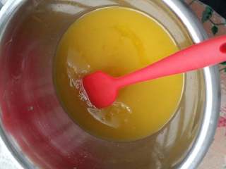 2、烤箱版自制小动物饼干,将黄油融化，趁热把细砂糖加入，然后加入盐，搅拌均匀，完成后如图。