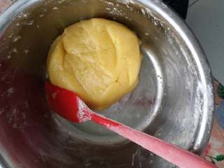 3、烤箱版自制小动物饼干,将低筋面粉，玉米淀粉或奶粉依次过筛，分别加入到黄油糊里，用橡皮铲子翻拌，以免面粉出筋，拌好后，形成面团，如果面团稀不成型，可以适当加一些低粉直到成型就好了。把面团放入冰箱冷藏30分钟。