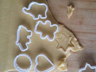 4、烤箱版自制小动物饼干,时间到了，把面板擦干净，面团用擀面杖擀成薄厚是大约两枚一元钱硬币叠起来的厚度，然后用饼干模型压出图案，这时候可以预热烤箱了，上下火160度，10分钟