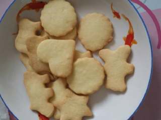 7、烤箱版自制小动物饼干,烤好的啦，晾凉后给小宝贝吃吧，酥酥的，特别好吃。