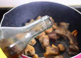4、山药栗子焖羊肉,加入酱油