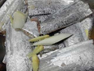 1、“红烧带鱼”绅士私房菜,首先带鱼切长方形加入料酒放入葱 姜腌制15分钟