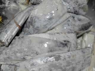 2、“红烧带鱼”绅士私房菜,把腌制好的带鱼挂上一层湿淀粉