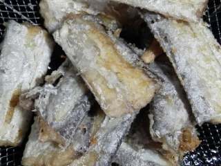 3、“红烧带鱼”绅士私房菜,炸至金黄色捞出