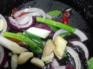 4、“红烧带鱼”绅士私房菜,锅内热油爆香配料