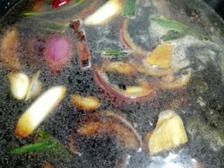 5、“红烧带鱼”绅士私房菜,加入生抽 老抽 醋 白糖 水根据自己的口味调入盐 味精 白糖