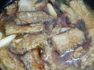 6、“红烧带鱼”绅士私房菜,放入带鱼大火转中火焖至15分钟