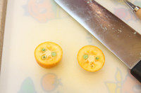 2、蜂蜜金桔茶,对半切开，去籽。