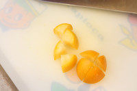 3、蜂蜜金桔茶,再切四瓣。