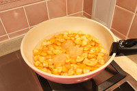 4、蜂蜜金桔茶,加水和冰糖，大火烧开，改小火熬25-30分钟。