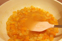 7、蜂蜜金桔茶,关火后，等温热，加入蜂蜜拌匀就好啦！