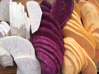 1、芋圆奇缘,准备好所有材料、把紫薯，芋头，番薯洗干净后去皮，切成薄片。