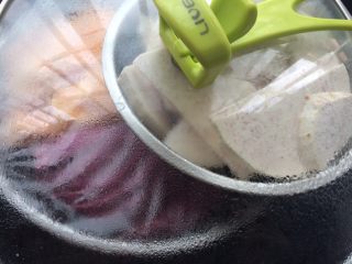 2、芋圆奇缘,锅中放入适量的水烧开，放入紫薯，芋头，番薯蒸至熟透。