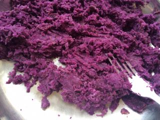 3、芋圆奇缘,蒸好的紫薯，芋头，番薯全部压成泥状。