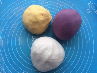 5、芋圆奇缘,全部和好的面团很光滑。