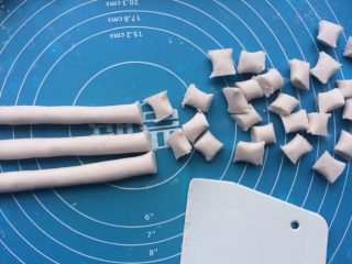 6、芋圆奇缘,然后把和好的面团都分小团搓成长形的圆柱状，切成小段即可。