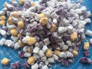7、芋圆奇缘,切好的芋圆，散入适量的木薯粉防粘。一次做的比较多，可以放入冰箱冷冻，吃多少就取多少出来煮，很方便。