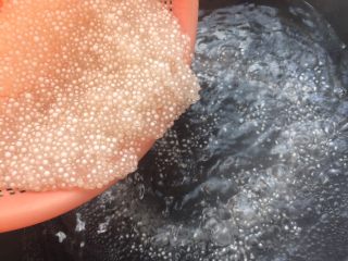 13、芋圆奇缘,锅中再次放入适量的水大火煮开，倒入已凉的西米，大火煮10分钟关火，焖至西米无白心状态。