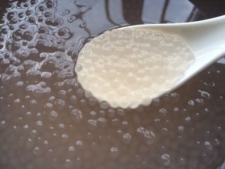 14、芋圆奇缘,煮好的西米捞起倒入冰水中，这样能防止西米全部粘一起了，冰水是提前煮开的开水、冷了之后放入冰箱冷藏成冰水。