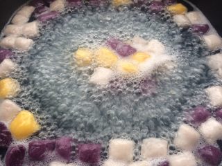 15、芋圆奇缘,最后就是煮芋圆，锅中同一样放入适量的水大火煮开，倒入芋圆煮开，待芋圆自动漂浮起来，再煮5分钟即可。