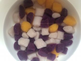 16、芋圆奇缘,煮好捞起的芋圆同样倒入冰水中，这样口感会更加Q弹。