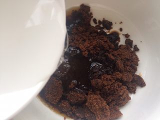 17、芋圆奇缘,称80克红糖，加入50ml的开水，搅拌至红糖完全融化成红糖水。