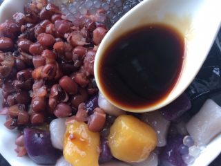 18、芋圆奇缘,拿个干净的碗，把芋圆，西米，烧香草，红蜜豆全部装入碗中，最后淋入适量的红糖水即可开吃。