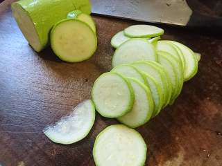 1、素炒瓜片,角瓜洗净切成可爱的圆片备用