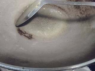 2、素炒瓜片,锅大中火烧热玉米油（普通的素油皆可）