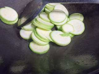 3、素炒瓜片,倒入洗净切好的瓜片