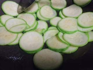 4、素炒瓜片,锅铲滑散开均匀受热，可见瓜片中心微微泛黄