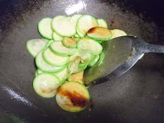 5、素炒瓜片,加入生抽一起翻炒