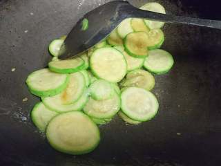 6、素炒瓜片,瓜片已经开始有软熟的迹象，加入食盐简单调味