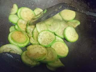 7、素炒瓜片,撒上少许黑胡椒