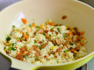 10、培根炒饭,将米饭炒散炒匀