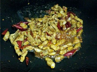 9、爆炒猪肝,调入适量生抽，翻炒均匀；